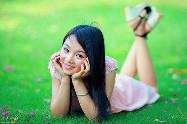 她比春色更怡人,怡人如画卷